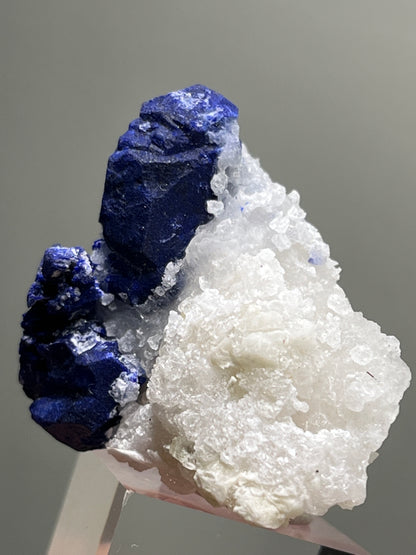 Haüyne var. Lazurite on quartz